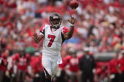 10 Nov 2002: Michael Vick of the Atlanta Falcons during the Falcons 34-34  tie to the Pittsburgh Steelers at Heinz Field in Pittsburgh, PA. (Icon  Sportswire via AP Images Stock Photo - Alamy