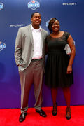 Mike Evans on the Red Carpet accompanied by Heather Kilgore at the Photo  d'actualité - Getty Images