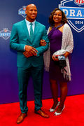 Mike Evans on the Red Carpet accompanied by Heather Kilgore at the Photo  d'actualité - Getty Images