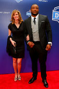 Mike Evans on the Red Carpet accompanied by Heather Kilgore at the Photo  d'actualité - Getty Images