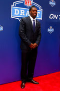 Mike Evans on the Red Carpet accompanied by Heather Kilgore at the Photo  d'actualité - Getty Images