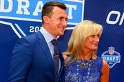 Mike Evans on the Red Carpet accompanied by Heather Kilgore at the Photo  d'actualité - Getty Images