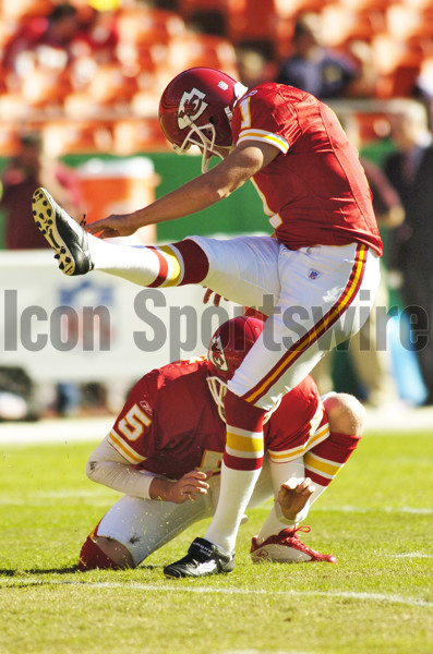 Kansas City Chiefs players Priest Holmes (31) and Jason Dunn (89