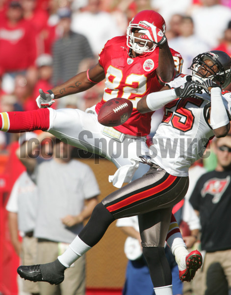 Tampa Bay Buccaneers' running back Earnest Graham (34) heads for