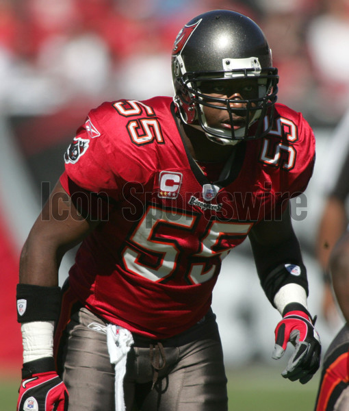 Tampa Bay Buccaneers' defensive tackle Chris Hovan (95) heads for