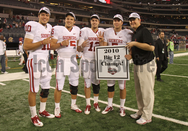 Tight end Blake Bell of the Oklahoma Sooners claps during a ceremony  News Photo - Getty Images