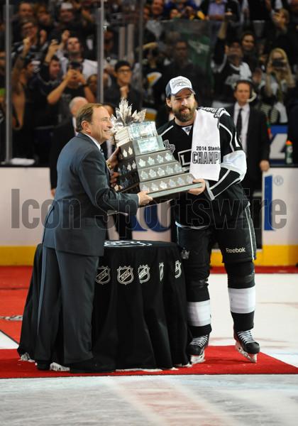 Los Angeles Kings' Justin Williams receives Conn Smythe Trophy as