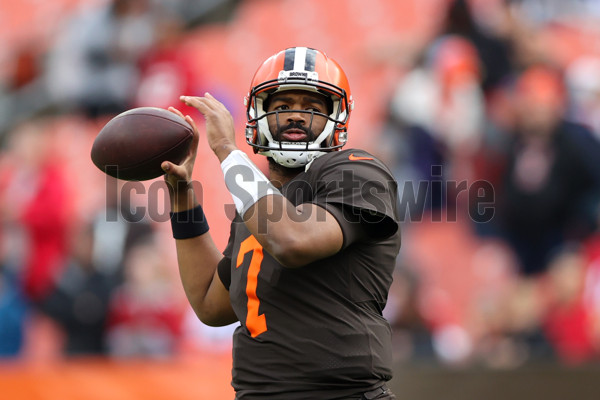 Cleveland Browns guard Hjalte Froholdt (72) looks to make a block