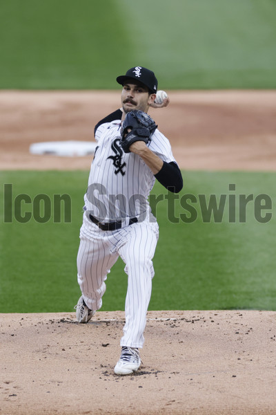 Chicago White Sox's Gavin Sheets (32) celebrates with Elvis Andrus (1)  after hitting a home run