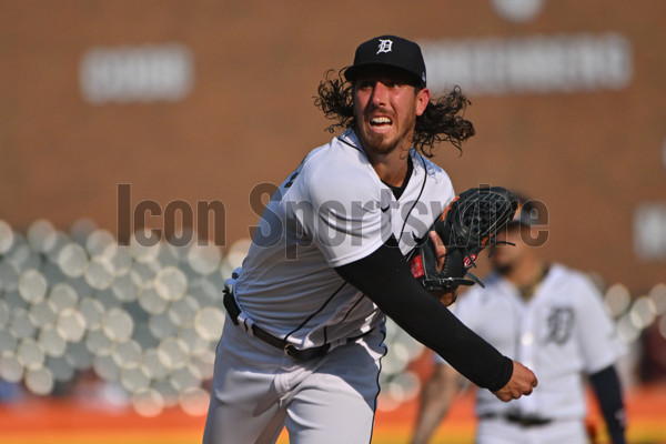 DETROIT, MI - JUNE 20: Kansas City Royals first baseman (32) Nick Pratto  pops the ball up during the game between Kansas City Royals and Detroit  Tigers on June 20, 2023 at