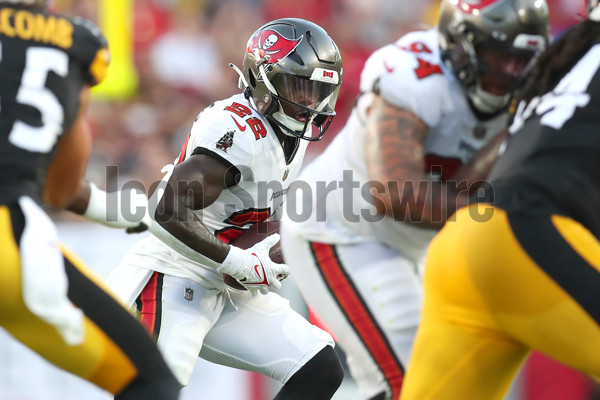 Tampa Bay Buccaneers running back Chase Edmonds runs with the ball