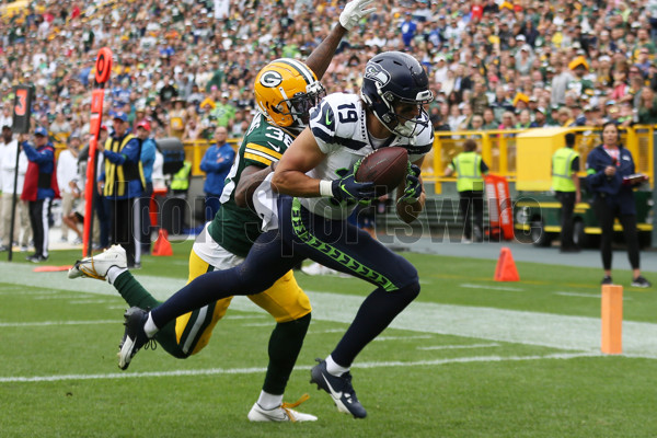 GREEN BAY, WI - AUGUST 26: Seattle Seahawks running back SaRodorick  Thompson Jr. (29) canÕt reach a