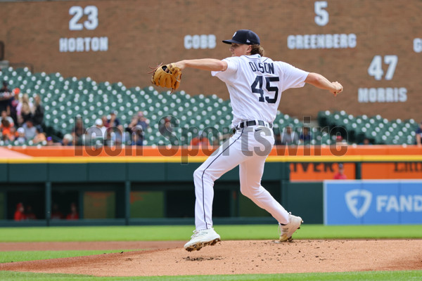 Detroit Tigers right fielder Matt Vierling (8) waits for the pitch