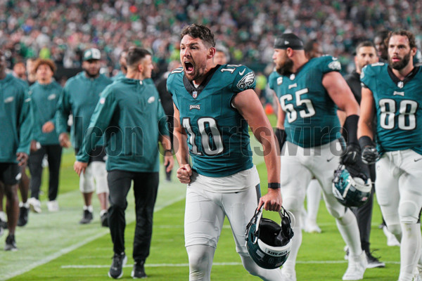 Philadelphia Eagles punter Arryn Siposs walks on the field before an NFL  football game against the Minnesota Vikings, Monday, Sept. 19, 2022, in  Philadelphia. (AP Photo/Chris Szagola Stock Photo - Alamy