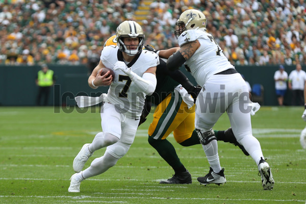 New Orleans Saints Green Bay Packers. Fans Support On NFL Game. Silhouette  Of Supporters, Big Screen With Two Rivals In Background. Stock Photo,  Picture and Royalty Free Image. Image 153545666.