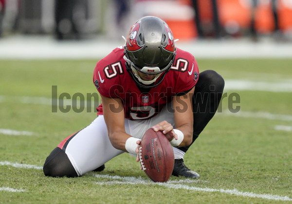 Tampa Bay Buccaneers cornerback Zyon McCollum (27) warms up before